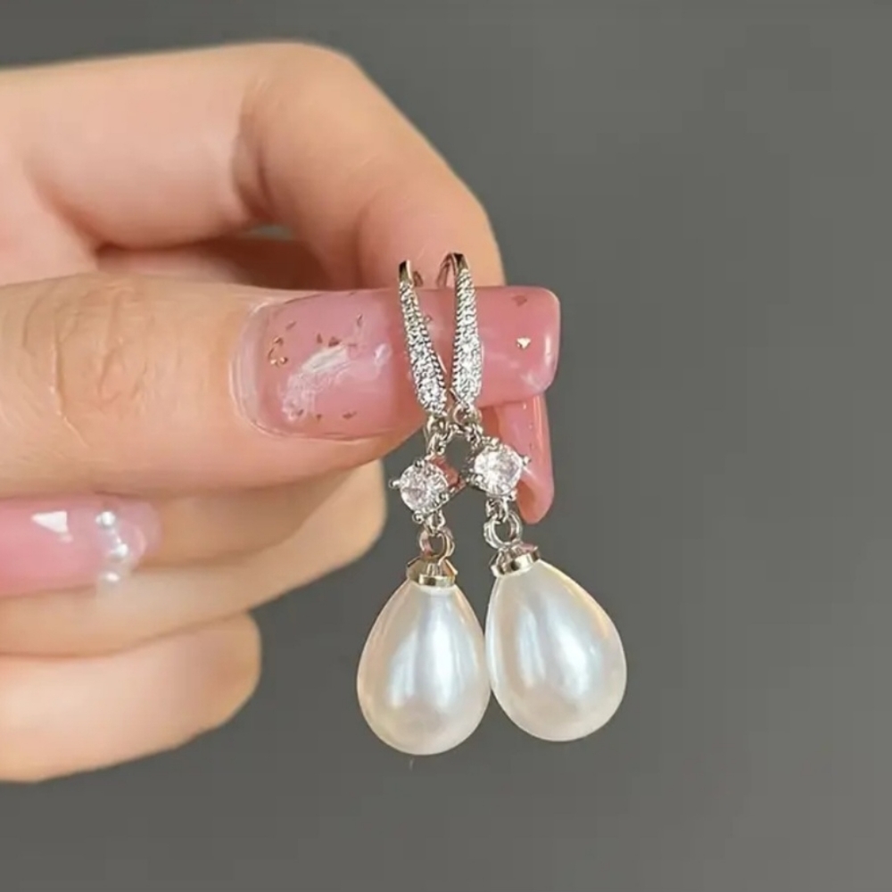 Simulated pearl water drop earrings. Beautiful.NWT. Fast Ship.